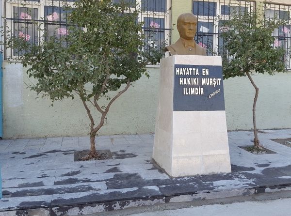 Atatürk Büstü ve Çevresi Yenilendi.